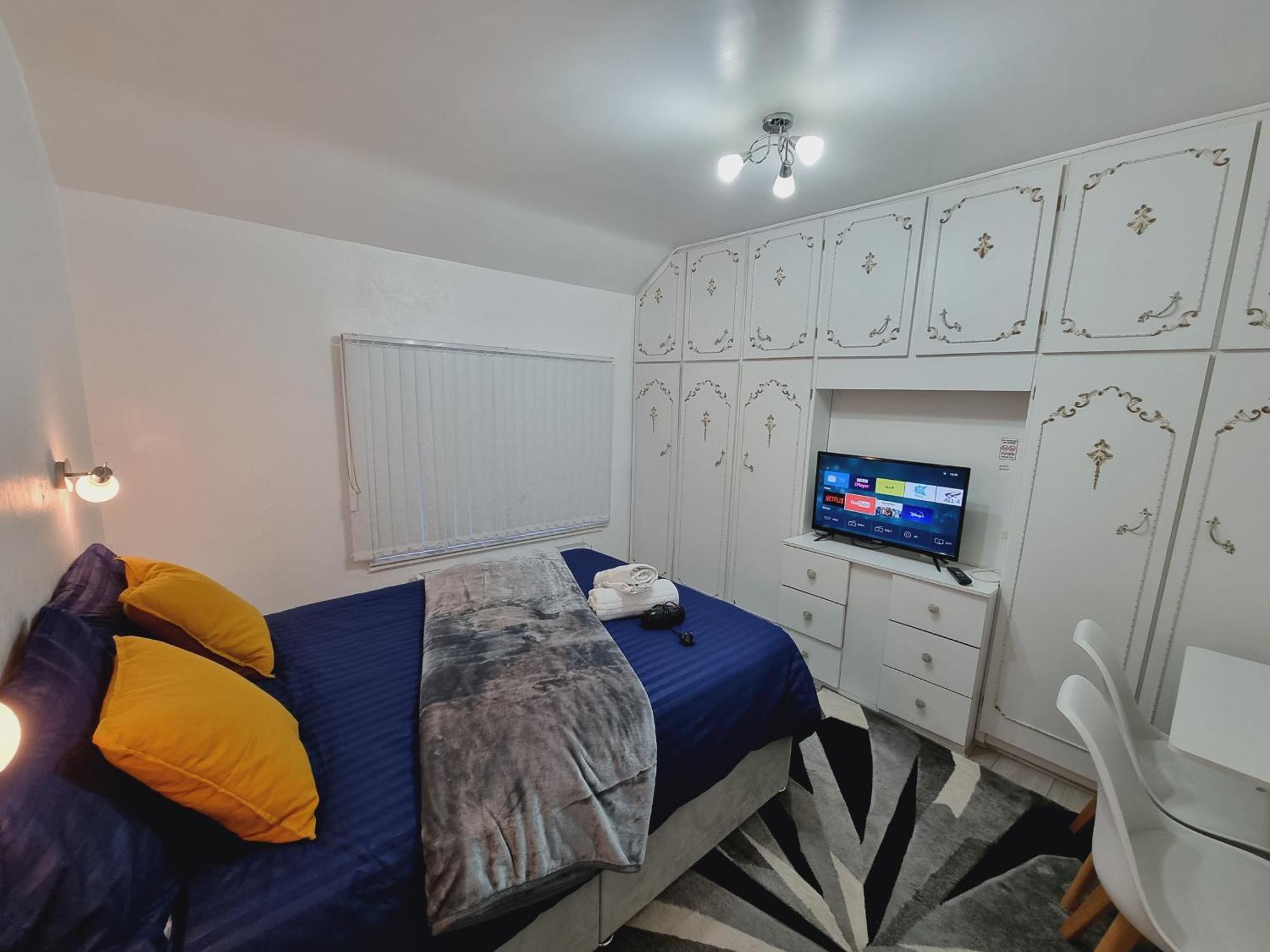 Luxury Double Bed With Private Bathroom, Netflix, Work Space And Wifi Leeds  Exterior foto